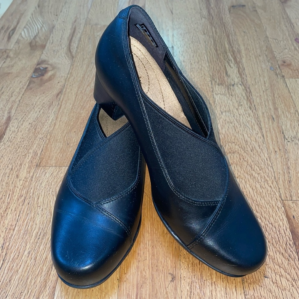 NWOT Clarks Black 1.5” Heels with Elastic in Front in Size 8.5